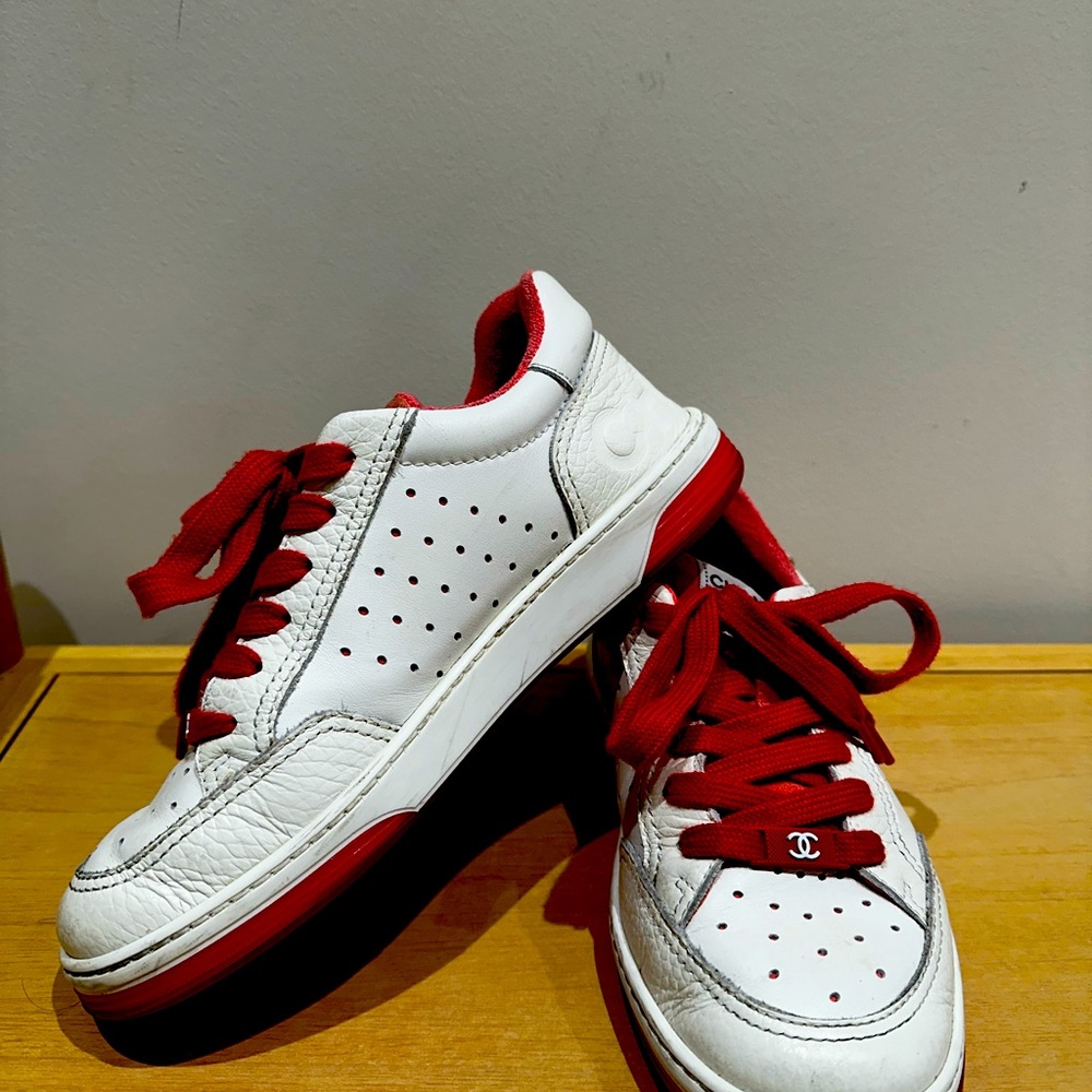 Chanel women’s sneaker white with coral detail size 37.5